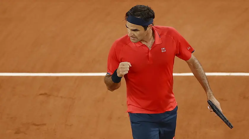 epa09250299 Roger Federer of Switzerland in action against Dominik Koepfer of Germany during their third round match at the French Open tennis tournament at Roland Garros in Paris, France, 05 June 2021. EPA/IAN LANGSDON