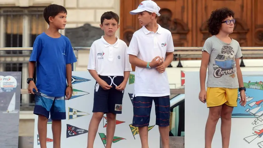 Foto Bruni Trieste 29.08.16 Primavela-la presentazione in piazza Unità-i 4 piu giovani timonieri