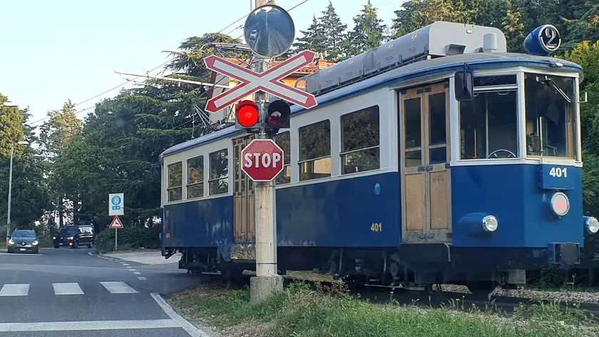 La carrozza 401 del Tram di Opicina lungo via Commerciale con il semaforo rosso per gli automobilisti: Foto Lasorte