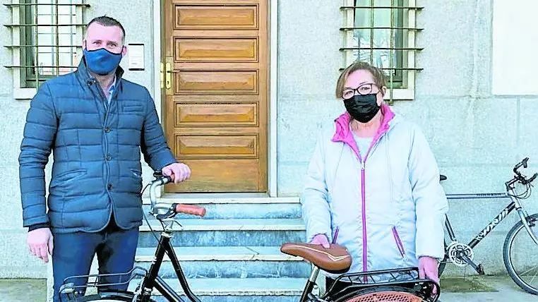 Il sindaco Ivan Boemo e la signora Sandra Galli con la nuova bicicletta