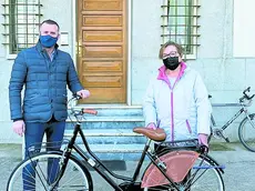 Il sindaco Ivan Boemo e la signora Sandra Galli con la nuova bicicletta