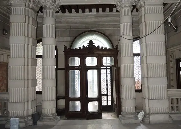 Il monumentale ingresso dell’edificio di via dell’Università