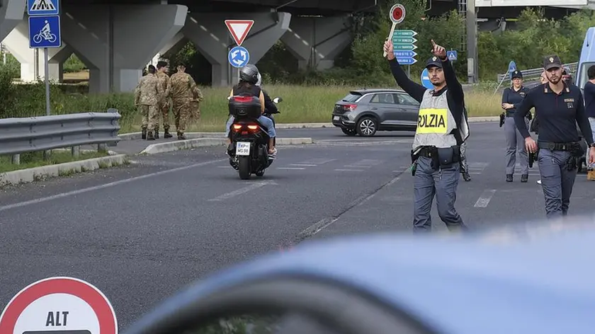 I controlli al confine di Rabuiese. Foto Massimo Silvano