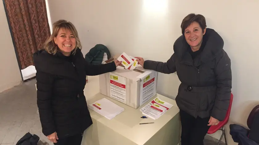 Parapat (a sinistra) e Marzi (a destra) fotografate insieme al momento del voto