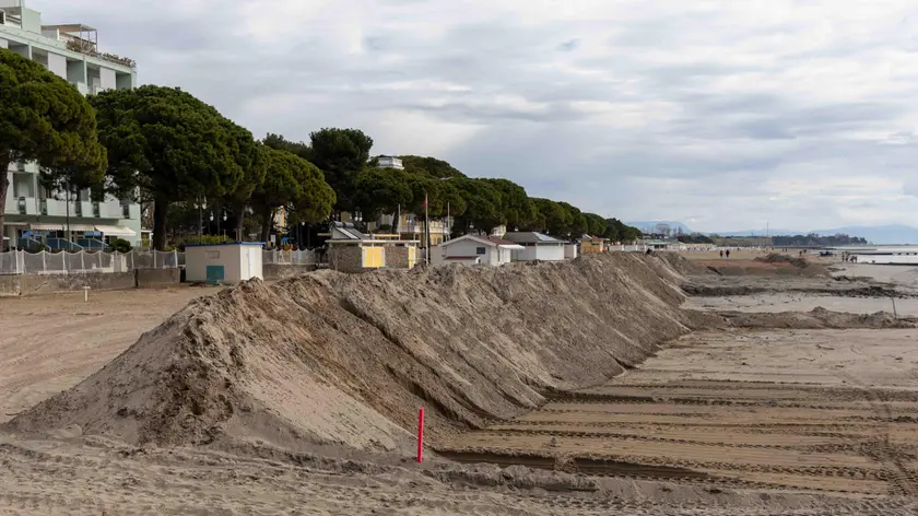 I cumuli di sabbia sulla spiaggia della Git pronti per i lavori di livellamento Foto Bonaventura/Tibaldi