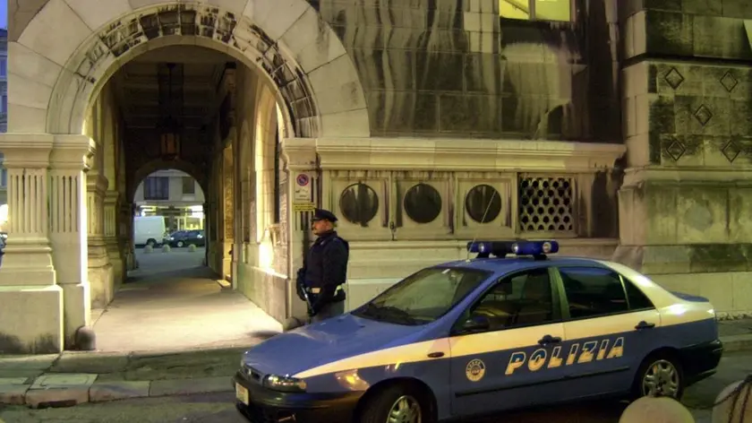 Poliziotti di guardia davanti alla sinagoga di via San Francesco in un'immagine di archivio