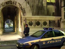 Poliziotti di guardia davanti alla sinagoga di via San Francesco in un'immagine di archivio