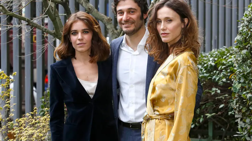 06/02/2019 Roma. Rai: Photocall per la presentazione della seconda stagione della serie televisiva La Porta Rossa. Nella foto, da sinistra, Valentina Romani (completo Moira Nardone), Lino Guanciale (Abiti Corneliani) e Gabriella Pession (Abiti Forte Forte).
