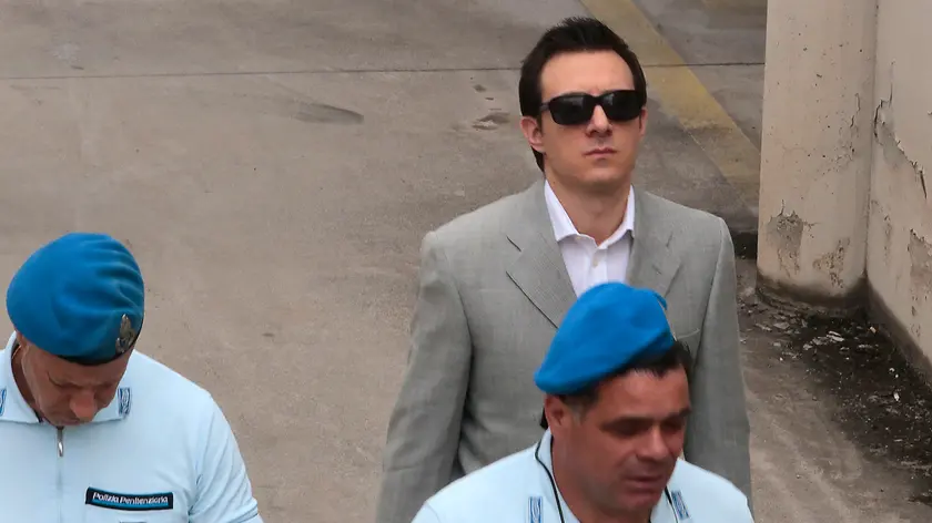 Francesco Mazzega affiancato dagli agenti