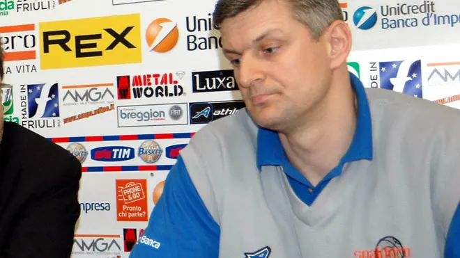 ANTEPRIMA Udine, 19 giugno 2004. PRESENTATO DAN LANGHI, NUOVO GIOCATORE SNAIDERO Conferenza stampa con Edi Snaidero e Alibegovich per presentare il nuovo acquisto Dan Langhi. Il professionista proveniente dal campionato americano Nba non ha potuto essere presente e giungerà in Italia per i primi di luglio. Telefoto Copyright Foto Agency Anteprima www.anteprimafoto.it
