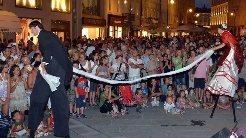 Foto BRUNI TRieste 07.07.12 La notte dei saldi-trampolieri ij piazza Borsa