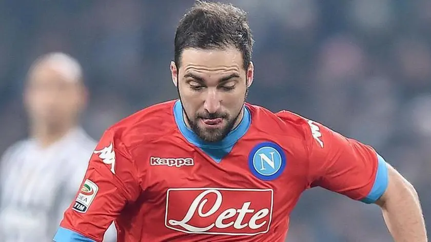Andrea Barzagli (D) della Juventus e Gonzalo Higuain del Napoli in azione durante la partita Juventus-Napoli allo Juventus Stadium di Torino, 13 febbraio 2016 ANSA/ ALESSANDRO DI MARCO