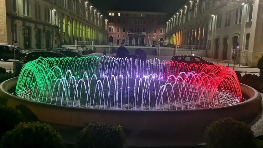 La fontana “tricolore” a Spalato (Foto da Twitter)