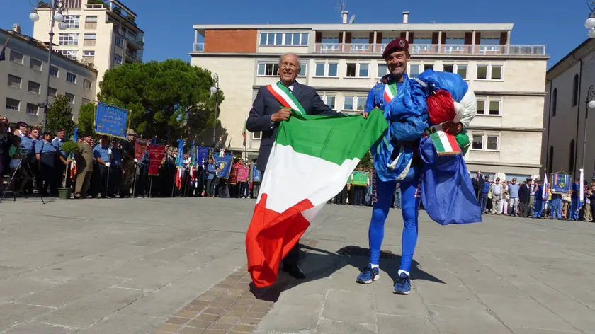 Il tricolore donato al sindaco Romoli dai parà