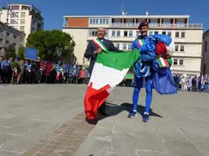 Il tricolore donato al sindaco Romoli dai parà