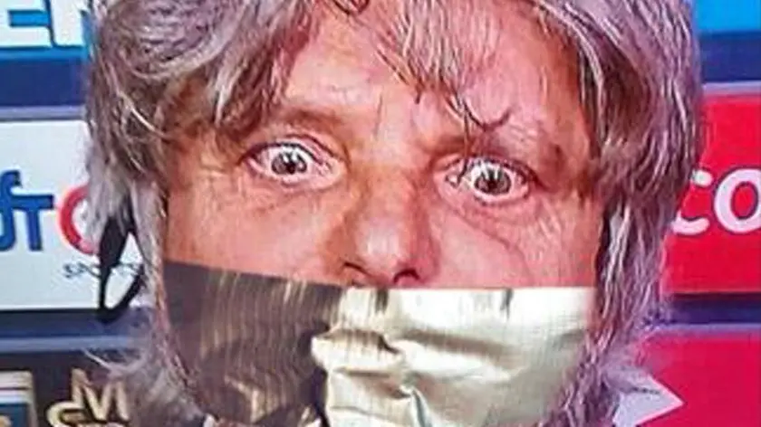 Un grande nastro adesivo incollato sulla bocca e lo sguardo spiritato. Il presidente della Sampdoria Massimo Ferrero si è fatto fotografare così per commentare la squalifica del tribunale federale nazionale della Figc per aver definito Thohir "un filippino". Ferrero ha messo la foto su Twitter con il commento in cui ringrazia ironicamente i giudici, 16 dicembre 2014. ANSA/TWITTER/MASSIMO FERRERO ++ NO SALES, EDITORIAL USE ONLY ++