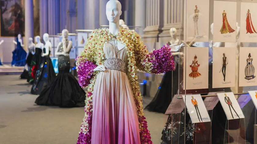 La riproduzione dell’abito più costoso al mondo che Balestra ideò per la regina Sirikit di Thailandia (nell’originale erano orchiedee vere, applicate da trecento persone in una notte) esposto nella Sala della Musica della Fondazione Zeffirelli