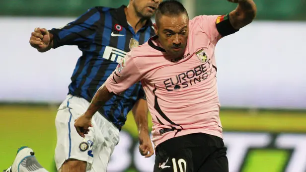Palermo's italian forward Fabrizio Miccoli (center) scores the goal of 1-1 against Inter Milan during the italian serie A soccer match Palermo-Inter this evening, 11 september 2011, at Renzo Barbera stadium in Palermo. ANSA/ MIKE PALAZZOTTO