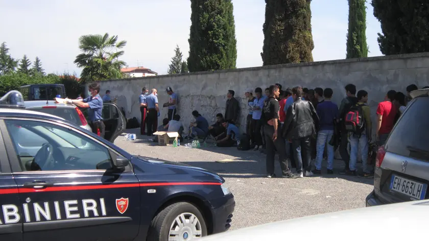 I profughi davanti al cimitero di Romans