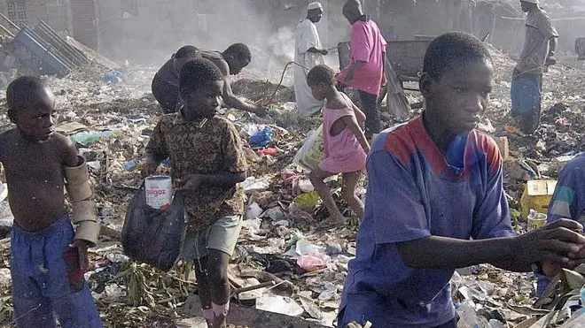 20050704 - ROMA - CRO - G8: AFRICA; I 5 PIU' POVERI, VITA MEDIA 40 ANNI. Una immagine di archivio, datata 20 Giugno 2004, mostra alcuni bambini al lavoro nelle vicinanze del loro villaggio di Bamako, Mali. Mentre gli otto Grandi della terra si preparano per il vertice di Gleneagle in Scozia, i leader dell'Unione africana sono riuniti da venerdi' a Tripoli, in Libia, per stilare un documento da sottoporre al G8. I capi di Stato africani vogliono chiedere, fra le altre cose, la cancellazione totale del debito di tutti i paesi poveri del continente africano. ARCHIVIO - ANSA - KRZ