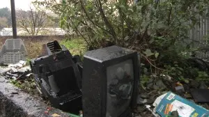 Vecchi televisori abbandonati in Carso