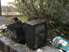 Vecchi televisori abbandonati in Carso