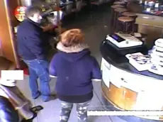 Un fermo immagine tratto da un video di sorveglianza mostra le quindicenni di Udine che si sono accusate dell'omicidio di Mirco Sacher, in compagnia dell'uomo in una gelateria la mattina di domenica 7 aprile 2013, poche ore prima del delitto. ANSA/ +++ NO SALES - EDITORIAL USE ONLY +++