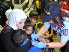 Una poliziotta ceca "marchia" i profughi