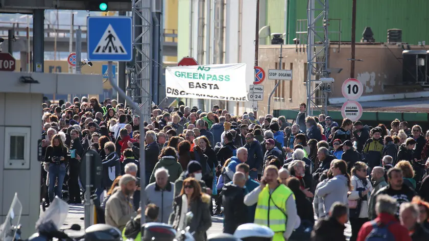 Lasorte Trieste 16/10/21 - Porto Varco 4 Molo VII, Protesta Portuali No Green Pass
