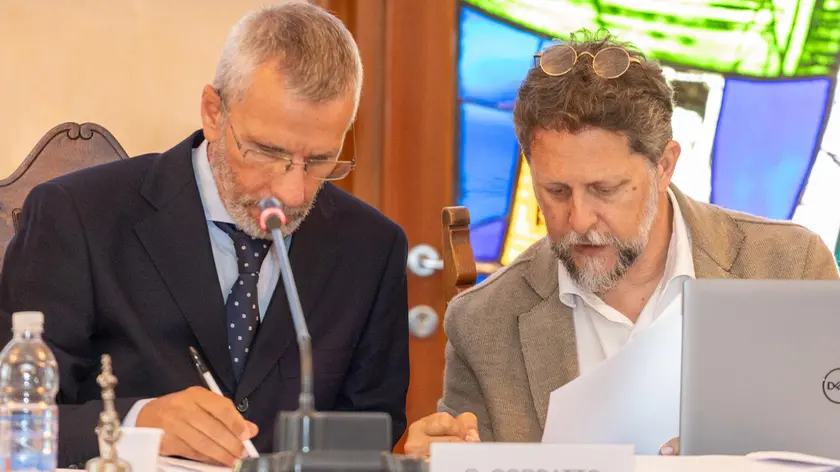 Il sindaco Giuseppe Corbatto e il segretario comunale Giuseppe Manto lunedì sera in aula Foto Daniele Tibaldi