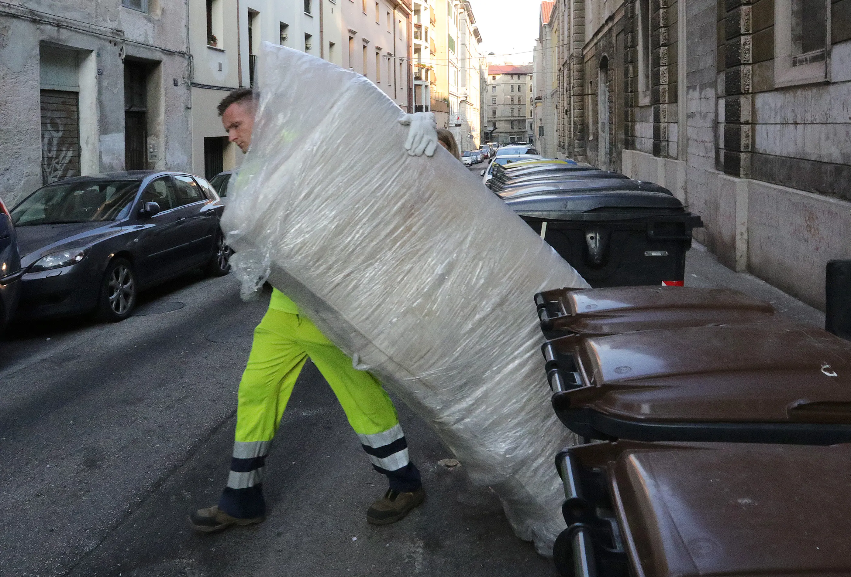 Lasorte Trieste 25/07/19 - AcegasAps, Raccolta Rifiuti Ingombranti Lasciati in Strada, Via Gambini