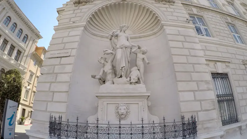 La fontana che abbellisce la facciata principale del palazzo della Regione in piazza Unità.