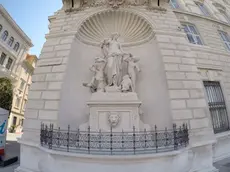 La fontana che abbellisce la facciata principale del palazzo della Regione in piazza Unità.