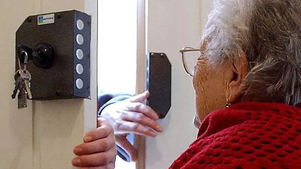 Spesso a finire nel mirino di venditori troppo aggressivi o di truffatori sono le persone anziane (foto d'archivio)