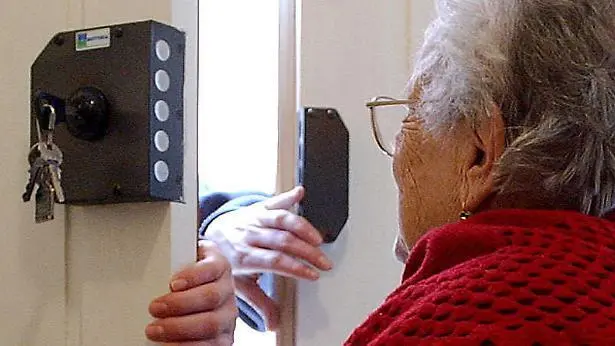 Spesso a finire nel mirino di venditori troppo aggressivi o di truffatori sono le persone anziane (foto d'archivio)