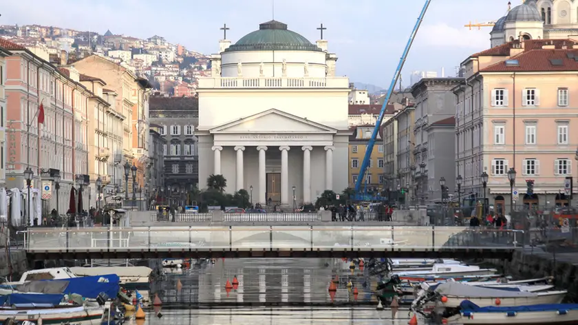 Il canale di Ponterosso con, sullo sfondo, la chiesa di Sant'Antonio