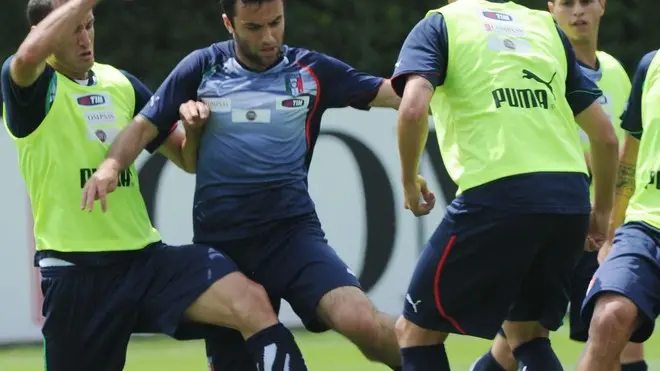 L'attaccante della nazionale Giuseppe Rossi (c) circondato dai difensori della nazionale durante la partitella nell'allenamento di oggi 6 Giugno 2011 al Centro tecnico di Coverciano ANSA CARLO FERRARO