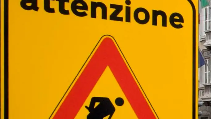 Silvano Trieste 19/10/2013 Cartelli di attenzione, lavori in corso, Viale Miramare