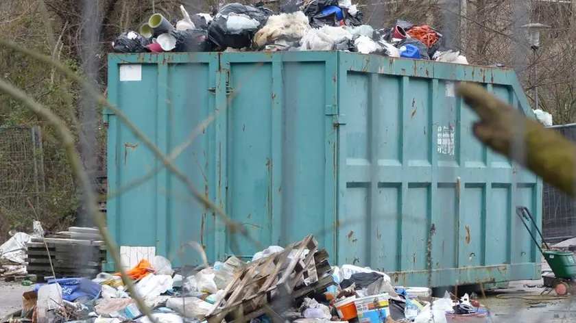 Bumbaca Gorizia 19:02:2016 Abbandono rifiuti parcheggio galleria © Fotografia di Pierluigi Bumbaca