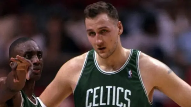 Dino Radja con la maglia dei Boston Celtics