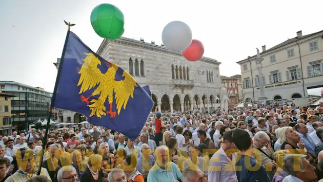 Una bandiera friulana sbandierata durante una manifestazione di piazza a Udine