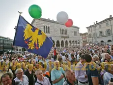 Una bandiera friulana sbandierata durante una manifestazione di piazza a Udine