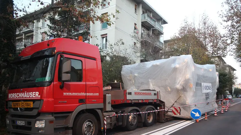 Lasorte Trieste 23/11/14 - Via Carnaro, Camion con Trasporto Eccezionale fermo