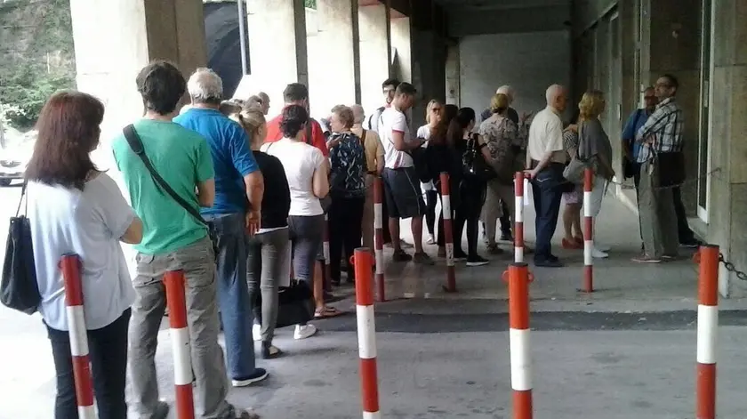 Fila davanti alla sede di Esatto in piazza Sansovino in un’immagine d’archivio