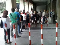 Fila davanti alla sede di Esatto in piazza Sansovino in un’immagine d’archivio