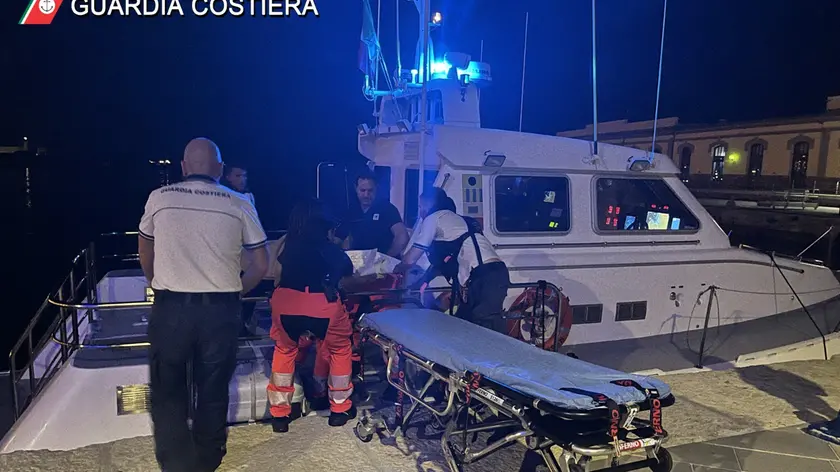 Il trasbordo della passeggera dalla motovedetta all'ambulanza