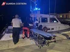 Il trasbordo della passeggera dalla motovedetta all'ambulanza