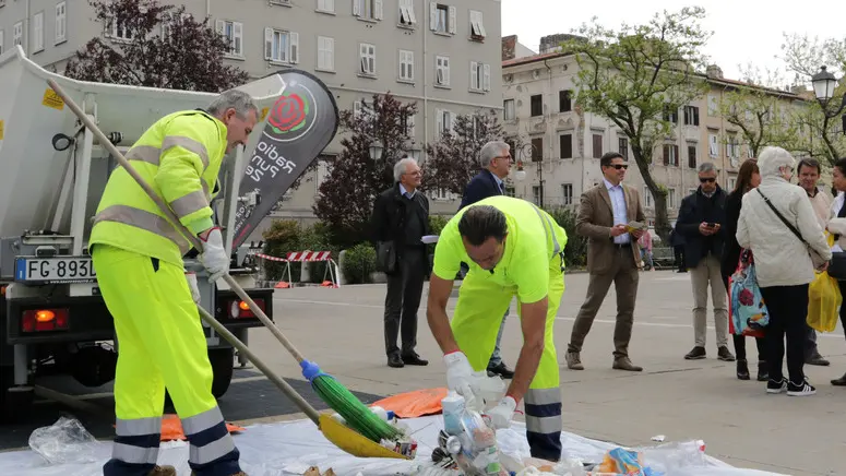 Spazzini al lavoro