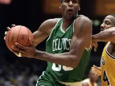 PLEASE NOTE THIS IMAGE IS FOR USE VIA THE CONSUMER POD SITE ONLY. LOS ANGELES - FEBRUARY 27: Robert Parish #00 of the Boston Celtics drives to the basket against the Los Angeles Lakers during a game at the Great Western Forum on February 27, 1994 in Inglewood, California. NOTE TO USER: User expressly acknowledges and agrees that, by downloading and/or using this Photograph, User is consenting to the terms and conditions of the Getty Images License Agreement. Mandatory copyright notice: Copyright 1994 NBAE (Photo by NBA Photos/NBAE/Getty Images)