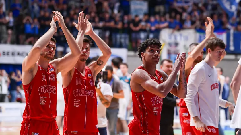 Applausi per la Pallacanestro Trieste (foto Grassi/Lasorte)